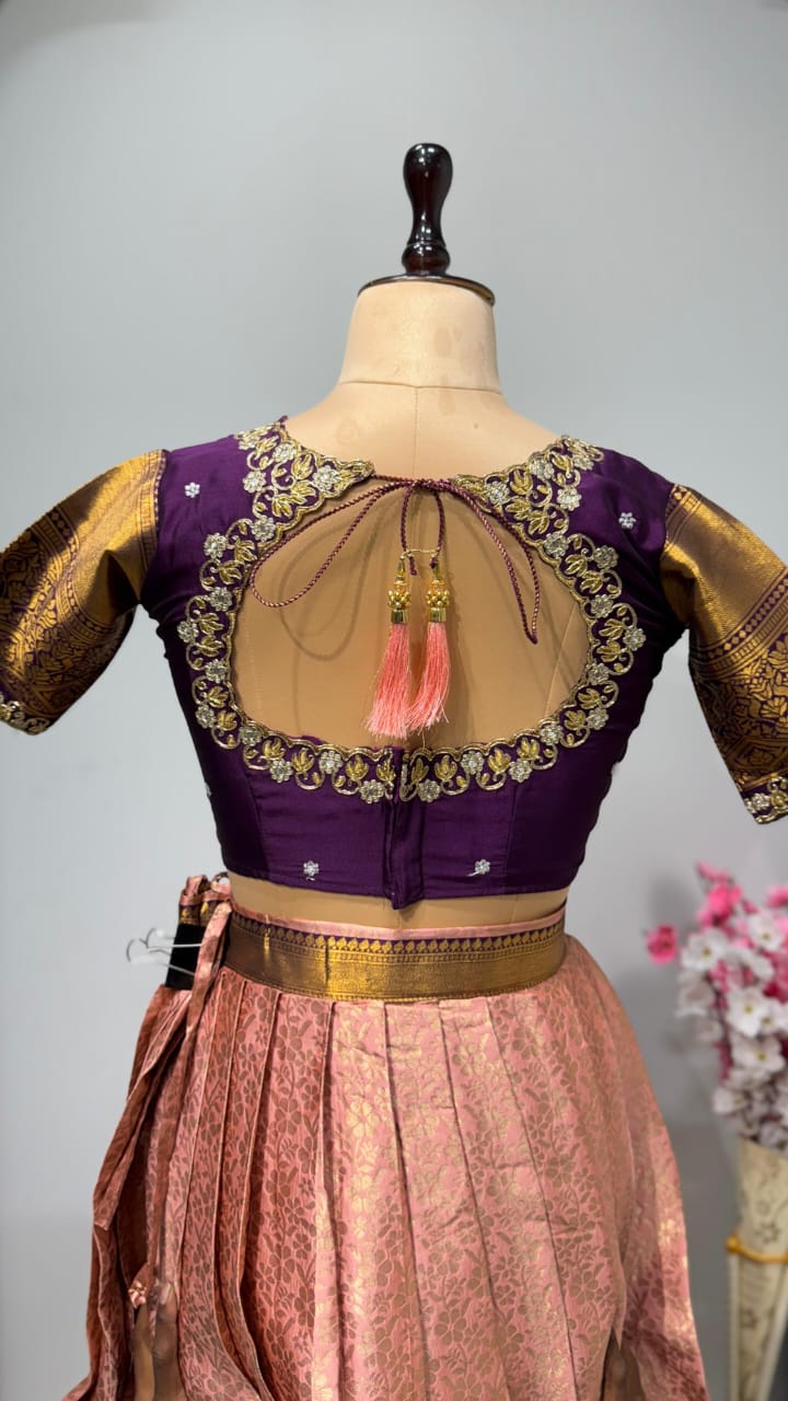 Launch New Exclusive Designer Premium Quality Pure Kanjivaram silk Fully Stitched Lehenga

*Size*:- Xxs-32
  Xs-34
  S-36
  M-38
  L-40
  Xl-42
  Xxl-44
 Xxxl-46

Mention Size in Address